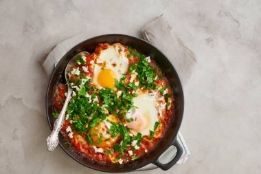 Domates soslu leziz yumurta haşlaması: Shakshouka 'ya dalın