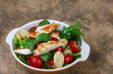 Kremalı Sezar Lezzeti: Giyinme ve Kıtır Ekmekli İkonik Salata