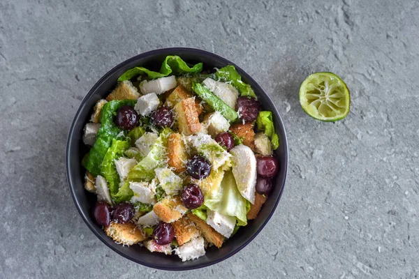 Lezzetli Salata Yanında Sulu Kızarmış Tavuk — Stok fotoğraf