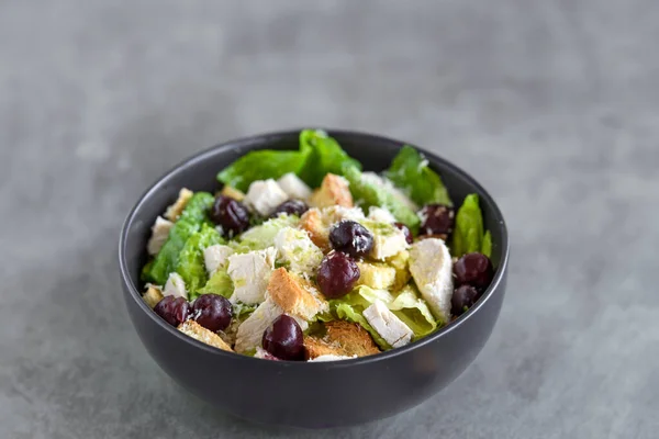 Lezzetli Kızarmış Tavuk Salatası — Stok fotoğraf