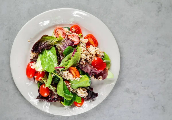 Quinoa Tomaten Und Grüner Salat Ein Lebendiger Und Frischer Salat — Stockfoto