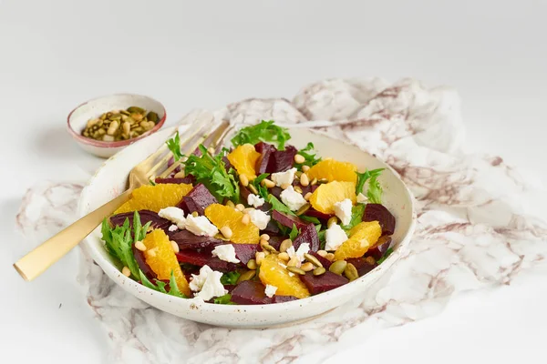 Canlı Pancar Avokado Vegan Salatası Lezzetli Patlıyor — Stok fotoğraf