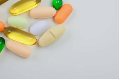 Çeşitli hap ve kapsüller.