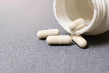 Plastik şişede beyaz kapsüller