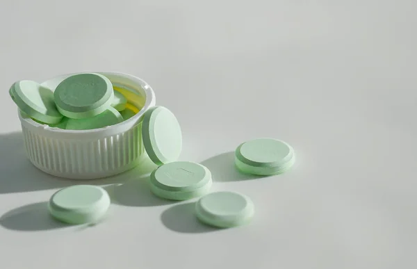 Tumpukan Pil Dengan Tablet Hijau Latar Belakang — Stok Foto