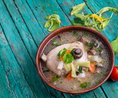 Sebzeli ev yapımı tavuk şehriye çorbası. Akşam yemeği çorbası