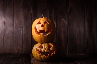 Kırsal ahşap arka planda fener.