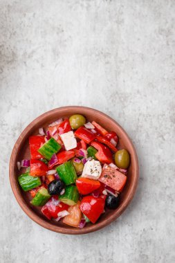 Klasik Yunan salatası. Taze peynir, zeytin, domates ve salatalık.