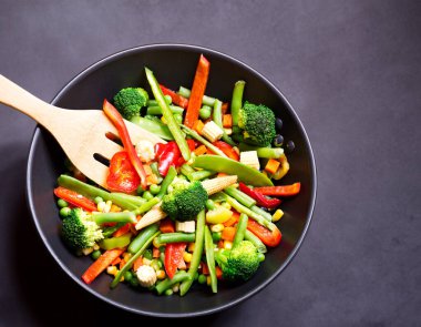 Tavada kızartılmış sebzeler.