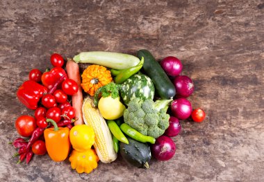 Bir dizi taze sebze yemek ve atıştırmak için hazır.