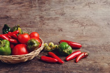 Baharatlı biber ve domates.