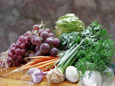 Borş çorbası gereklidir. Taze malzemeler, rahatlatıcı ve doyurucu bir çorbanın içinde kaynamaya hazır.