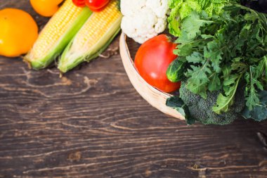 Organik sebzelerin ustaca düzenlenmesi