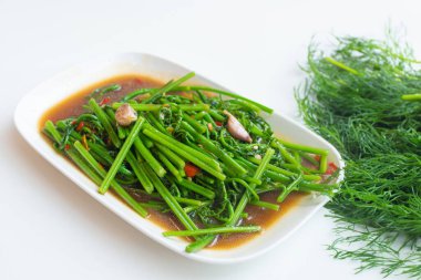 Taze taze fasulye ve sarımsaklı beyaz tabak, üst manzara.