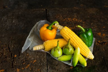 Derin, siyah bir tuvalde canlı sebzelerle yakından Doğa 'nın sanatını detaylıca inceledim.