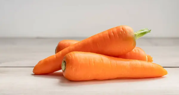 Оранжевая Морковь Стопке Изолированная Белом Обрезанием — стоковое фото