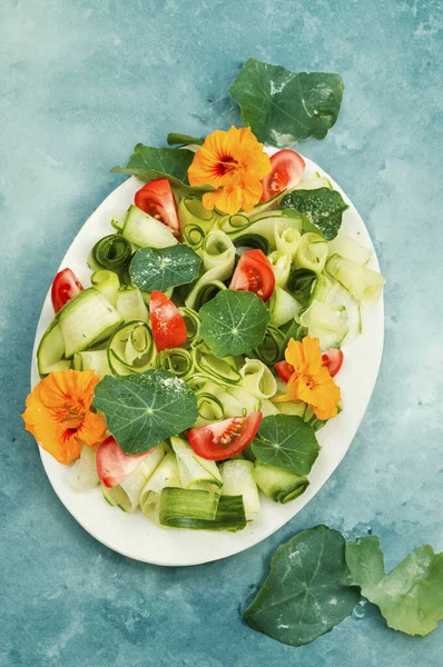 Yenilebilir Nasturtiyum Çiçekleriyle Süslenmiş Sanatsal Diyet Salatası Sağlık Güzellik Birleşimi — Stok fotoğraf