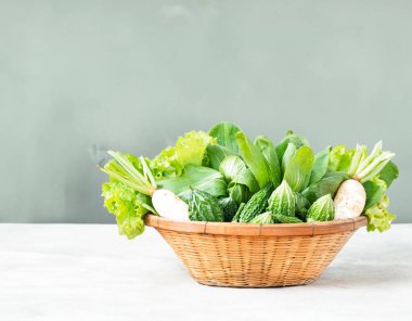 Bereketli sebze hasadı beyaz çiftlikte dokuma sepetinde.