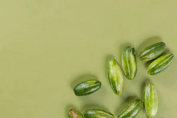 点缀在白色的葫芦上 是一种独特的 多才多艺的绿色蔬菜 — 图库照片