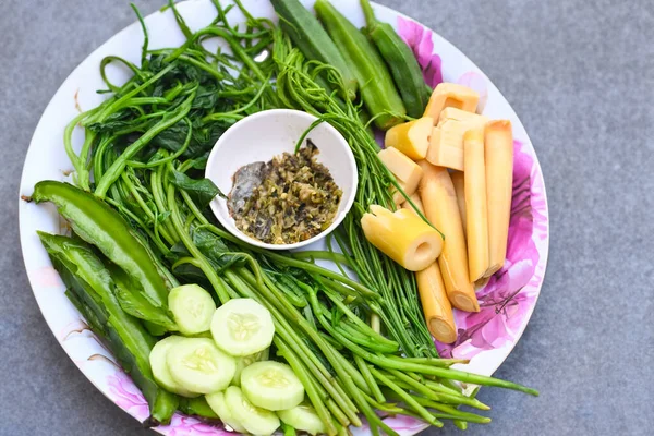 Tabakta buğulanmış Asya sebzeleri. Bambu filizli Tayland mutfağı, bamya, biber sosu..