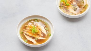 Lezzetli balıklı lezzetli bir çorbanın tadını çıkar.