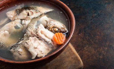 Tabakta sunulan balık çorbasının içeriği ve baharatları.