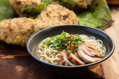 Tavuk dolu bir kasede baharatlı şehriye Lezzetli Asya eriştesi çorbası