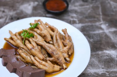 Otlar, baharatlar ve sebzelerle pişirilmiş Aromatik tavuk ayağı çorbası lezzet dolu Asya mutfağı