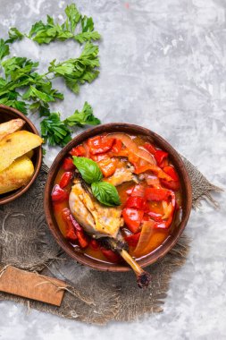 Bir porsiyon kremalı avgolemono çorbası.