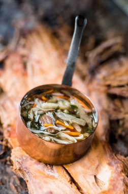 Lezzetli fesleğen fasulyeli tavuk yemeği