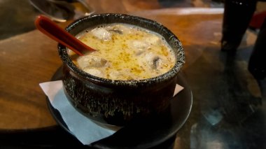 Hindistan cevizi sütü ve mantarlı kremalı Asya çorbası.