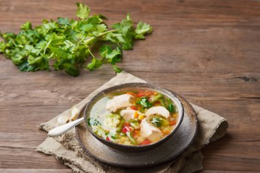 Sebzeli ve kızarmış ekmekli nefis ev yapımı tavuk çorbası.