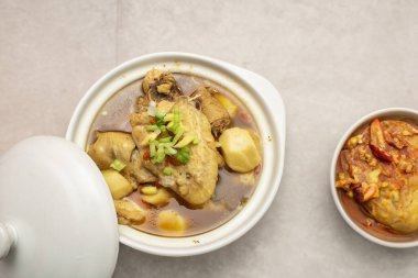 Gurme tavuk çorbası, evde yakalanan zengin tatlar duyular için bir ziyafet.