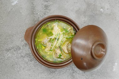 Bir kase gurme tavuk çorbası her damak zevki için mutfak sanatı.