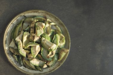 Kâsede bir parça avokado.