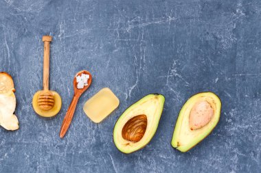 Doğal cilt bakımı ve deri yüzme malzemeleri.