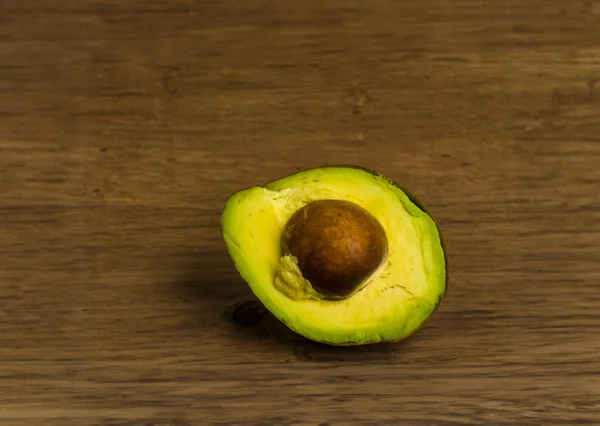Fresh Avocado Sliced Open Revealing Its Pit — Stock Photo, Image