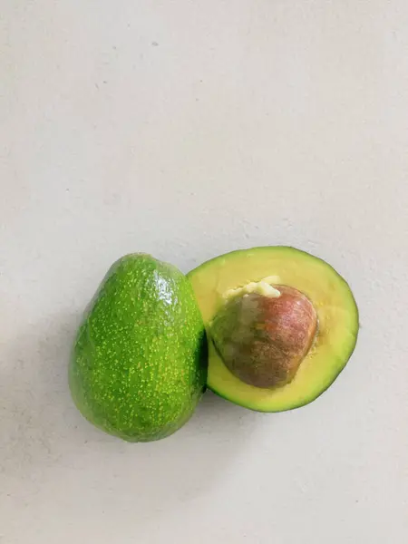 Isolierte Hälfte Einer Cremigen Avocado — Stockfoto