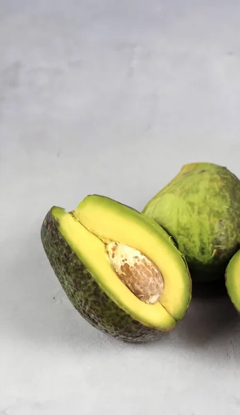 Gesplitste Avocado Onthullen Zijn Romige Interieur — Stockfoto