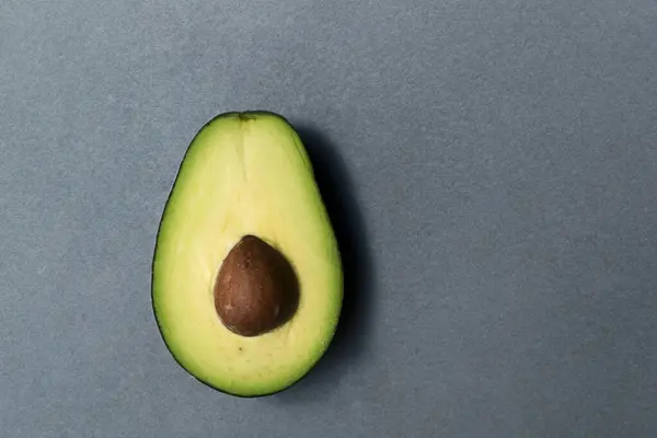 Verse Avocado Een Witte Menu Achtergrond Geometrisch Ontwerp — Stockfoto