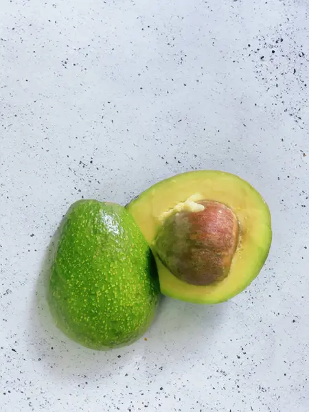 Avocado Ruht Auf Holzboden — Stockfoto