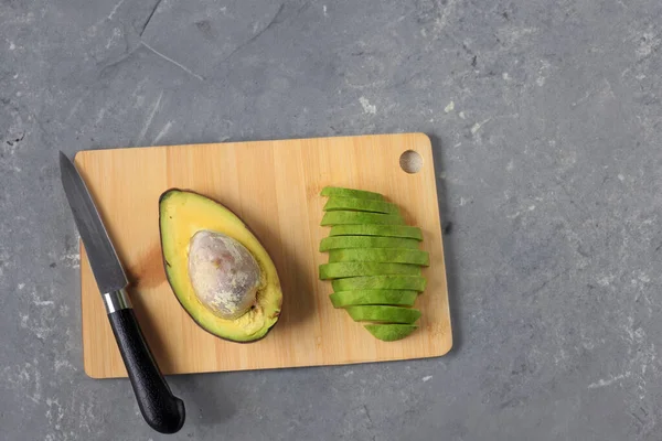 Avocado Ruht Auf Einem Weißen Holztisch — Stockfoto