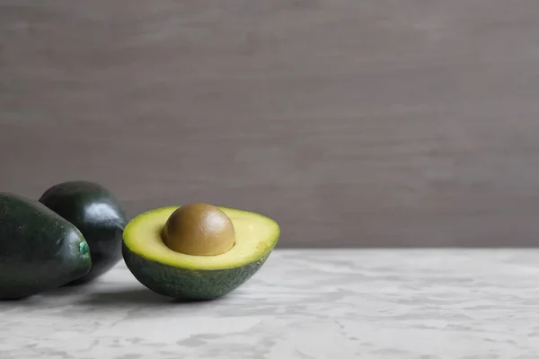 Eine Verlockende Mischung Aus Avocado Und Nüssen Auf Einem Schneidebrett — Stockfoto