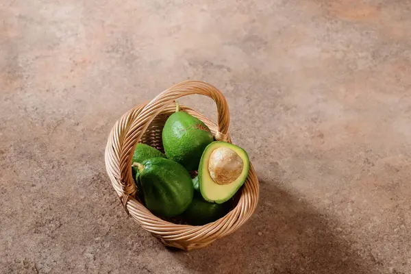 Korb Gefüllt Mit Frischen Avocados Auf Einem Holztisch — Stockfoto