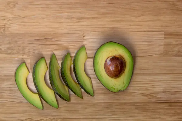 Reife Avocado Auf Holztisch Gesunde Ernährung — Stockfoto