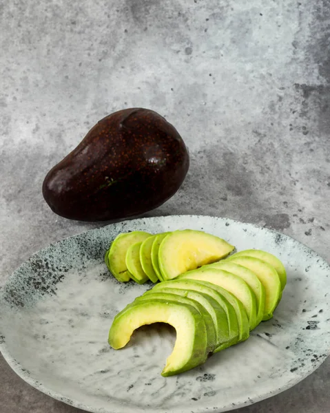 Avocado Scheiben Geschnitten Auf Elegantem Keramikteller — Stockfoto