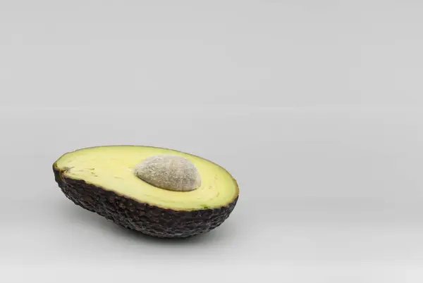 Verse Helft Van Een Avocado Geïsoleerd Wit — Stockfoto