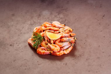 Lezzetli karideslerin kırsal sunumu büyüleyici bir ahşap masada sergileniyor.