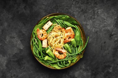 Lezzetli karideslerle süslenmiş Asya salatasının enfes tadını tatmak.