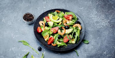 Yaz mevsimini dolgun karidesler ve aromalı bir salatayla kucaklayın.